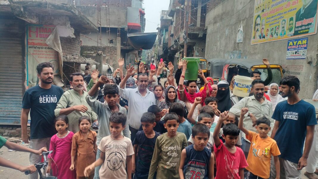 पानी की बूंद-बूंद को तरसे इंदिरा नगर के लोग, खाली बाल्टियां लेकर सड़क पर उतरे, उग्र आंदोलन की चेतावनी पानी की बूंद-बूंद को तरसे इंदिरा नगर के लोग, खाली बाल्टियां लेकर सड़क पर उतरे, उग्र आंदोलन की चेतावनी