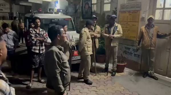 ठंडी सड़क से बेस अस्पताल तक बवाल, दो गुटों में खूनी संघर्ष; इमरजेंसी में भी चले लात-घूंसे ठंडी सड़क से बेस अस्पताल तक बवाल, दो गुटों में खूनी संघर्ष; इमरजेंसी में भी चले लात-घूंसे