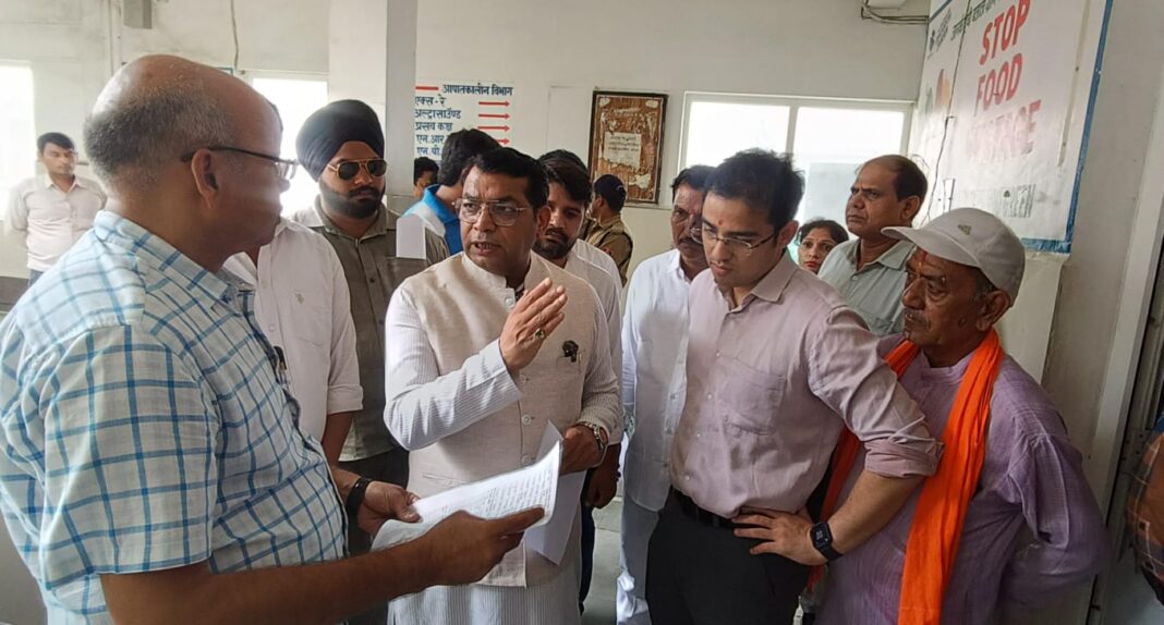 विधायक ने जिला अस्पताल का भ्रमण कर डॉक्टरों की कमी को लेकर स्वास्थ मंत्री उनियाल से दूरभाष पर वार्ता की,जल्द हो डाक्टरों की तैनाती विधायक ने जिला अस्पताल का भ्रमण कर डॉक्टरों की कमी को लेकर स्वास्थ मंत्री उनियाल से दूरभाष पर वार्ता की,जल्द हो डाक्टरों की तैनाती