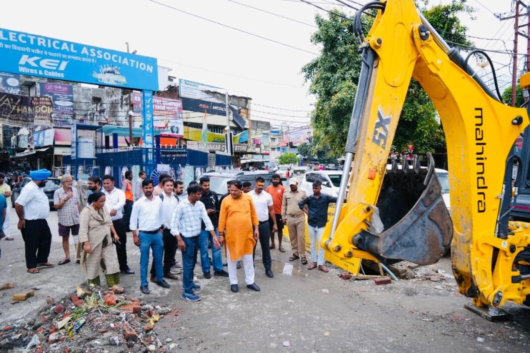 महापौर ने मुख्य बाजार में जलभराव की समस्या से निपटने को किया स्थलीय निरीक्षण, 16.50 करोड़ की नाला परियोजना जल्द होगी धरातल पर महापौर ने मुख्य बाजार में जलभराव की समस्या से निपटने को किया स्थलीय निरीक्षण, 16.50 करोड़ की नाला परियोजना जल्द होगी धरातल पर