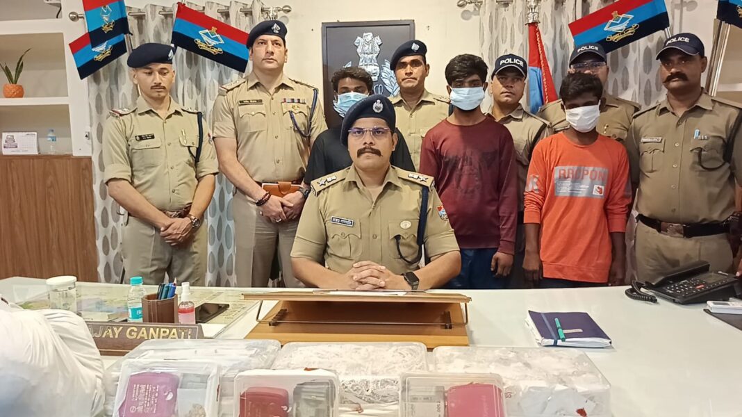 34 लाख के आभूषण चोरी कांड खुलासा,तीन शातिर चोर गिरफ्तार,शत-प्रतिशत माल बरामद 34 लाख के आभूषण चोरी कांड खुलासा,तीन शातिर चोर गिरफ्तार,शत-प्रतिशत माल बरामद