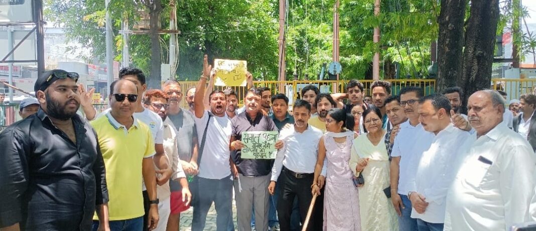 छात्रों पर लाठी, लोकतंत्र पर चोट — भाजपा सरकार के खिलाफ कांग्रेस का जोरदार प्रदर्शन छात्रों पर लाठी, लोकतंत्र पर चोट — भाजपा सरकार के खिलाफ कांग्रेस का जोरदार प्रदर्शन