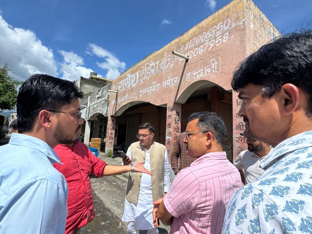 यातायात नगर का औचक निरीक्षण, महापौर गजराज बिष्ट ने दिए व्यवस्थाएं सुधारने के निर्देश यातायात नगर का औचक निरीक्षण, महापौर गजराज बिष्ट ने दिए व्यवस्थाएं सुधारने के निर्देश