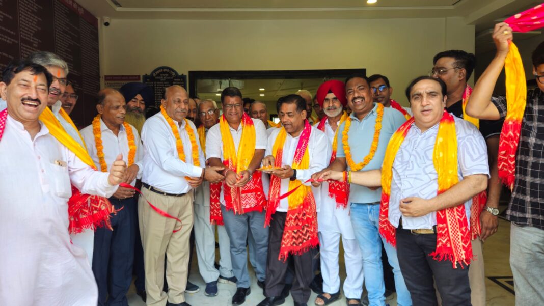 रुद्रपुर व्यापार मंडल व डिस्ट्रीब्यूटर एसोसिएशन के नेतृत्व में लगा फूड लाइसेंस कैंप, कई व्यापारियों को मौके पर मिला लाइसेंस रुद्रपुर व्यापार मंडल व डिस्ट्रीब्यूटर एसोसिएशन के नेतृत्व में लगा फूड लाइसेंस कैंप, कई व्यापारियों को मौके पर मिला लाइसेंस