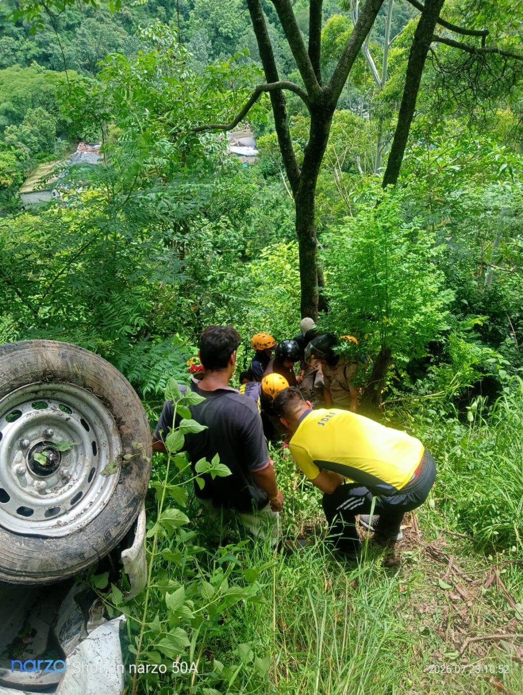 लखनऊ से नैनीताल घूमने आए पर्यटकों का वाहन खाई में गिरा, चालक समेत दो गंभीर घायल लखनऊ से नैनीताल घूमने आए पर्यटकों का वाहन खाई में गिरा, चालक समेत दो गंभीर घायल