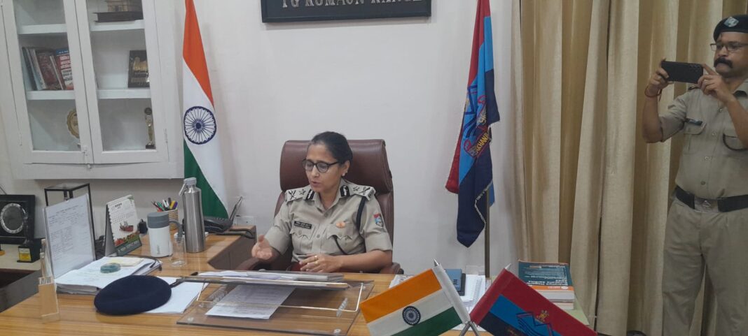 जंतर-मंतर पर वायरल वीडियो के बाद उत्तराखंड पुलिस का बड़ा एक्शन, आरक्षी शेर सिंह पर कसेगा शिकंजा जंतर-मंतर पर वायरल वीडियो के बाद उत्तराखंड पुलिस का बड़ा एक्शन, आरक्षी शेर सिंह पर कसेगा शिकंजा