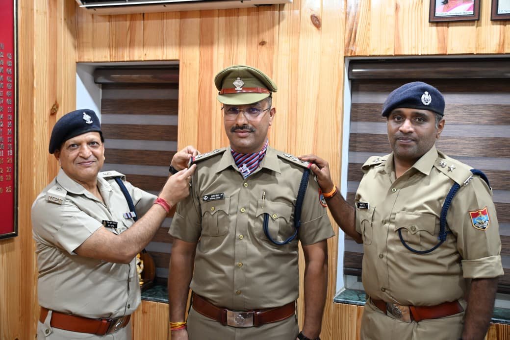 थानाध्यक्ष सुशील जोशी बने निरीक्षक, एसएसपी ने कंधों पर सजाए सितारे थानाध्यक्ष सुशील जोशी बने निरीक्षक, एसएसपी ने कंधों पर सजाए सितारे