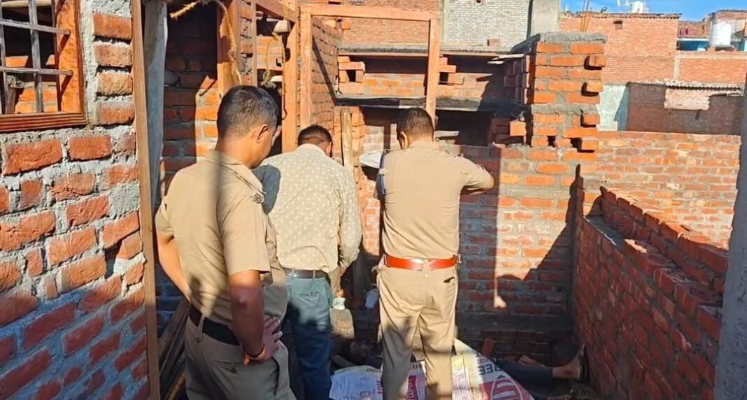 ट्रांजिट कैंप क्षेत्र निर्माणाधीन मकान में मिला अज्ञात शव, हड़कंप ट्रांजिट कैंप क्षेत्र निर्माणाधीन मकान में मिला अज्ञात शव, हड़कंप