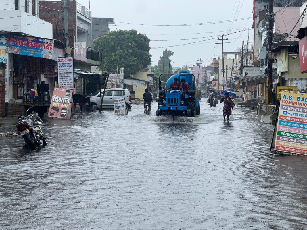 बरेली रोड पर दो घंटे की बारिश से भारी जलभराव, कचरे से पटी नहर के कारण सड़कों पर बहा गंदा पानी बरेली रोड पर दो घंटे की बारिश से भारी जलभराव, कचरे से पटी नहर के कारण सड़कों पर बहा गंदा पानी
