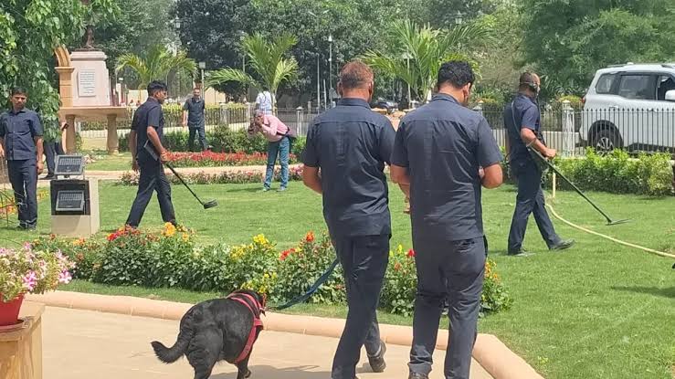 बिहार में बम की धमकी से हड़कंप: मुख्यमंत्री आवास, सचिवालय और चार स्कूलों की सुरक्षा बढ़ी, हाई अलर्ट जारी बिहार में बम की धमकी से हड़कंप: मुख्यमंत्री आवास, सचिवालय और चार स्कूलों की सुरक्षा बढ़ी, हाई अलर्ट जारी