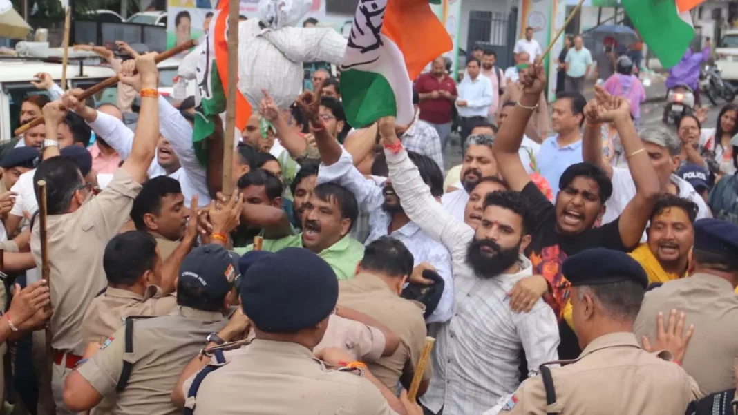 राहुल गांधी के विरोध में देहरादून में भाजपा का प्रदर्शन, कनक चौक पर रोका गया काफिला राहुल गांधी के विरोध में देहरादून में भाजपा का प्रदर्शन, कनक चौक पर रोका गया काफिला