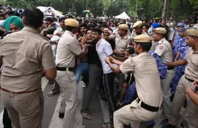 जंतर-मंतर पथराव मामला: दिल्ली पुलिस ने दर्ज कीं दो और एफआईआर, जांच तेज जंतर-मंतर पथराव मामला: दिल्ली पुलिस ने दर्ज कीं दो और एफआईआर, जांच तेज