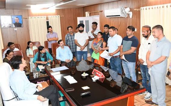 जनता दरबार में गरजे आयुक्त दीपक रावत, अफसरों को दिए फौरन कार्रवाई के सख्त निर्देश जनता दरबार में गरजे आयुक्त दीपक रावत, अफसरों को दिए फौरन कार्रवाई के सख्त निर्देश