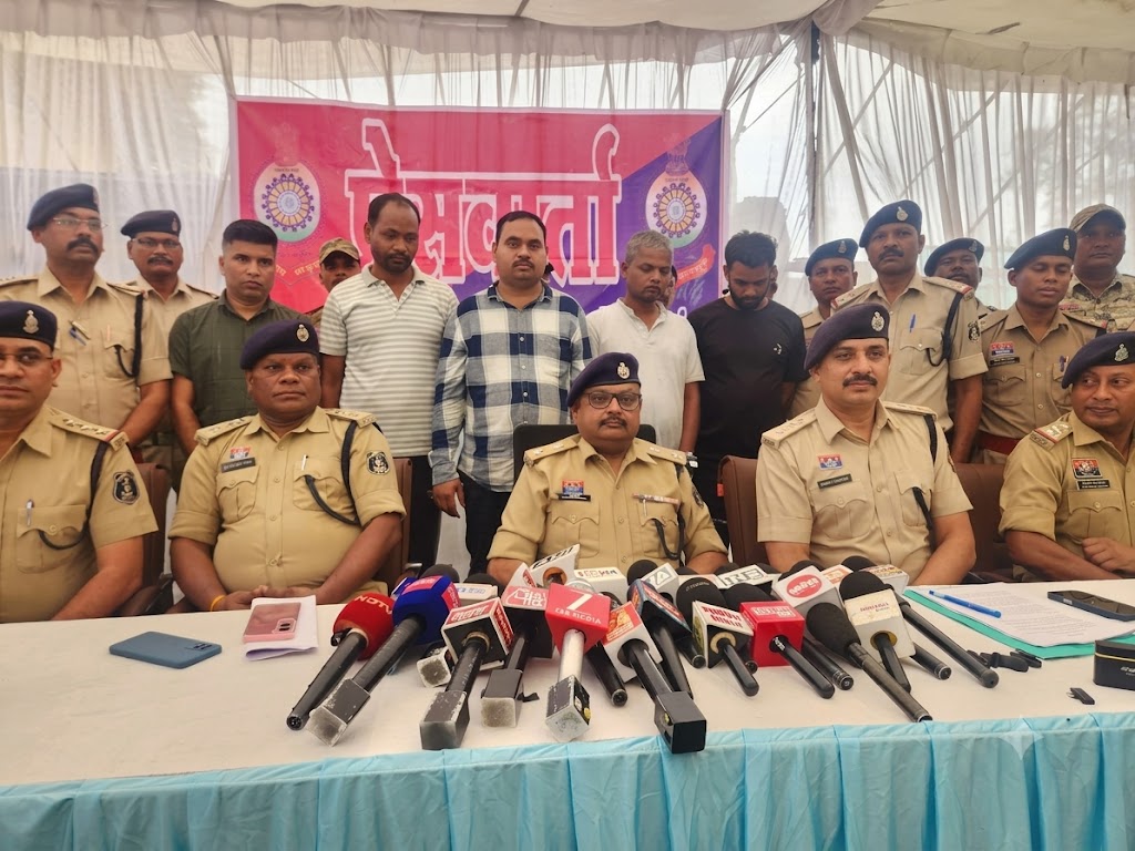 छत्तीसगढ़ में लोन दिलाने के नाम पर 43 शिक्षकों से 12 करोड़ की ठगी, पांच आरोपी गिरफ्तार छत्तीसगढ़ में लोन दिलाने के नाम पर 43 शिक्षकों से 12 करोड़ की ठगी, पांच आरोपी गिरफ्तार