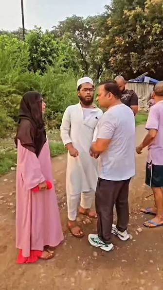 ऋषिकेश में भाजपा नेता ने मुस्लिम युवक से पूछी आईडी, पुलिस ने मौके पर पहुंचकर संभाला मामला ऋषिकेश में भाजपा नेता ने मुस्लिम युवक से पूछी आईडी, पुलिस ने मौके पर पहुंचकर संभाला मामला