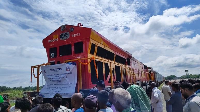 भारत की पहली सीधी वाणिज्यिक कंटेनर मालगाड़ी नेपाल पहुंची, व्यापार और कनेक्टिविटी को मिलेगा बढ़ावा भारत की पहली सीधी वाणिज्यिक कंटेनर मालगाड़ी नेपाल पहुंची, व्यापार और कनेक्टिविटी को मिलेगा बढ़ावा