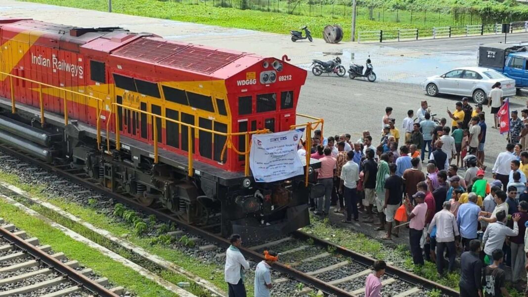 कोलकाता-विराटनगर रेल कार्गो सेवा शुरू, भारत-नेपाल व्यापार को मिलेगी नई रफ्तार कोलकाता-विराटनगर रेल कार्गो सेवा शुरू, भारत-नेपाल व्यापार को मिलेगी नई रफ्तार