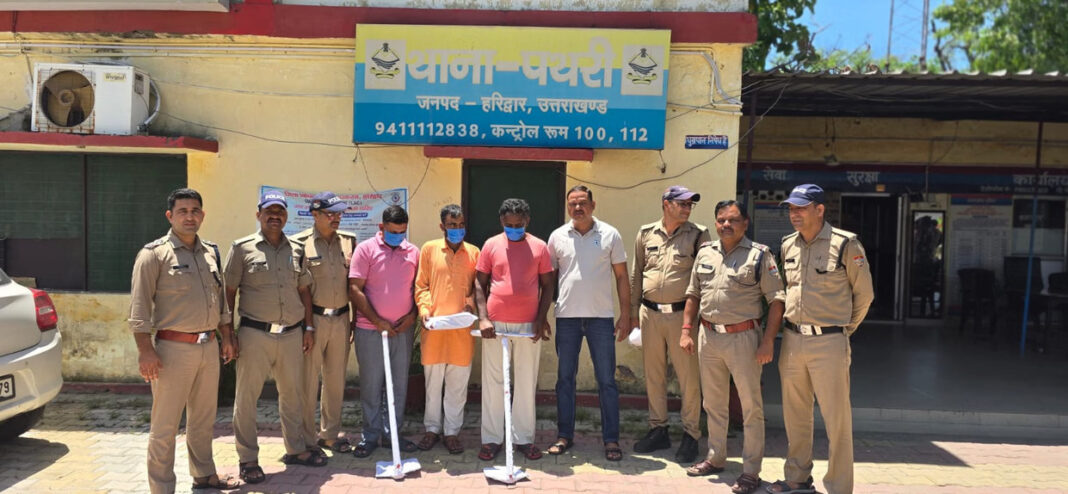 हरिद्वार में दो साधुओं की हत्या का खुलासा, मंदिर की गद्दी को लेकर ब्लैकमेलिंग बना वजह हरिद्वार में दो साधुओं की हत्या का खुलासा, मंदिर की गद्दी को लेकर ब्लैकमेलिंग बना वजह