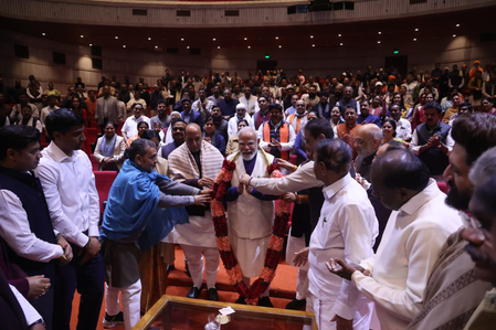 एनडीए संसदीय दल की बैठक में प्रधानमंत्री मोदी का सम्मान, नए सांसदों का किया गया स्वागत एनडीए संसदीय दल की बैठक में प्रधानमंत्री मोदी का सम्मान, नए सांसदों का किया गया स्वागत