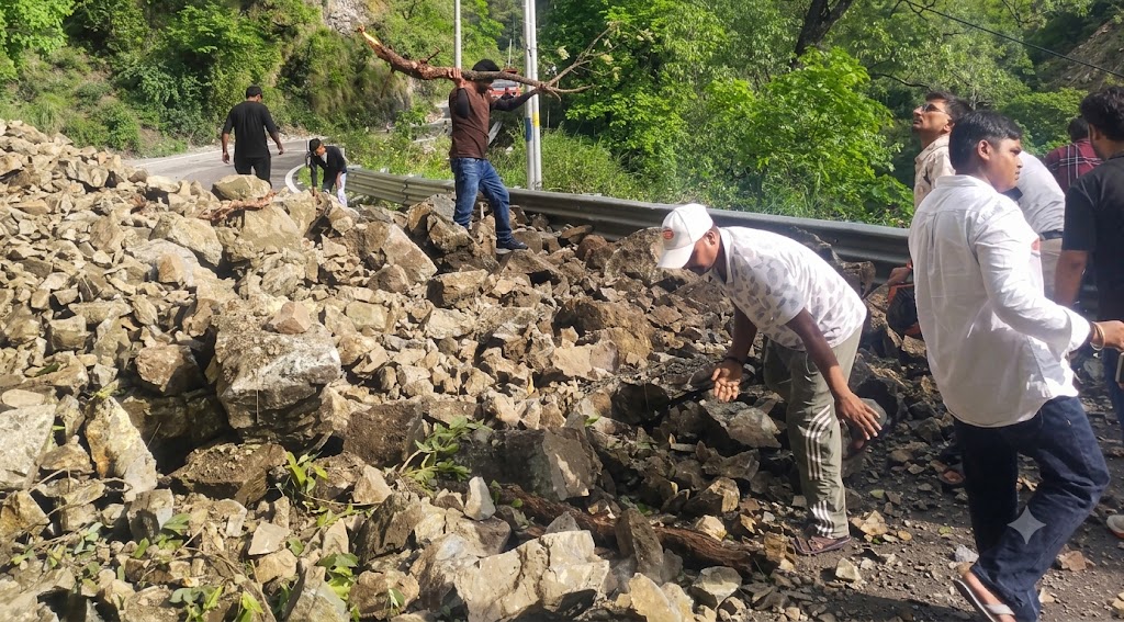 पाडली में पहाड़ी दरकने से अल्मोड़ा-हल्द्वानी हाईवे पर लगा लंबा जाम, पत्थरों की चपेट में आने से दो युवक घायल पाडली में पहाड़ी दरकने से अल्मोड़ा-हल्द्वानी हाईवे पर लगा लंबा जाम, पत्थरों की चपेट में आने से दो युवक घायल