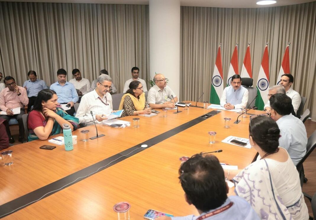 प्रल्हाद जोशी ने संभाला शिक्षा मंत्रालय का कार्यभार, बोले- पहले समझूंगा, फिर दूंगा बेहतर परिणाम प्रल्हाद जोशी ने संभाला शिक्षा मंत्रालय का कार्यभार, बोले- पहले समझूंगा, फिर दूंगा बेहतर परिणाम
