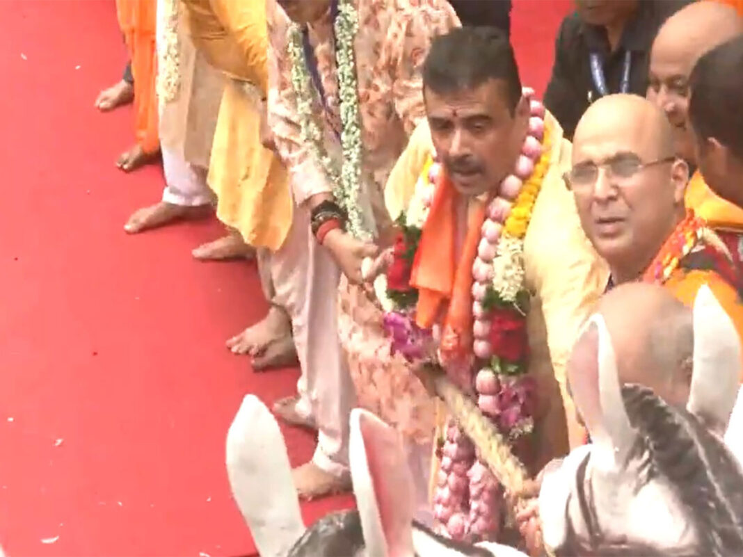 कोलकाता में इस्कॉन रथ यात्रा का शुभारंभ, मुख्यमंत्री सुवेंदु अधिकारी ने खींची भगवान जगन्नाथ के रथ की रस्सी कोलकाता में इस्कॉन रथ यात्रा का शुभारंभ, मुख्यमंत्री सुवेंदु अधिकारी ने खींची भगवान जगन्नाथ के रथ की रस्सी