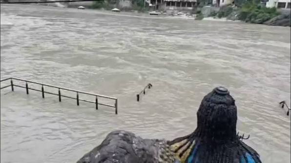रुद्रप्रयाग में नदियों का रौद्र रूप, अलकनंदा और मंदाकिनी खतरे के निशान से ऊपर; प्रशासन अलर्ट रुद्रप्रयाग में नदियों का रौद्र रूप, अलकनंदा और मंदाकिनी खतरे के निशान से ऊपर; प्रशासन अलर्ट