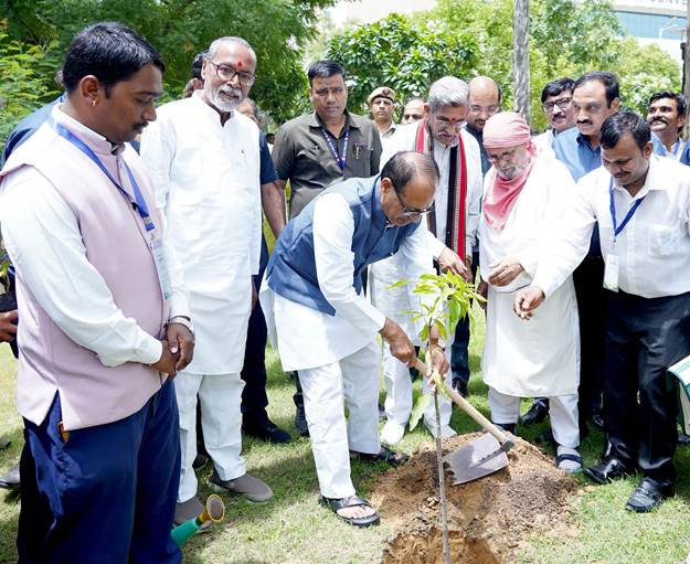 देशभर में एक मंच से जुड़ेंगे वृक्षारोपण अभियान, ‘वृक्ष मित्र परिवार’ बनाएगी राष्ट्रीय नेटवर्क : शिवराज सिंह चौहान देशभर में एक मंच से जुड़ेंगे वृक्षारोपण अभियान, ‘वृक्ष मित्र परिवार’ बनाएगी राष्ट्रीय नेटवर्क : शिवराज सिंह चौहान