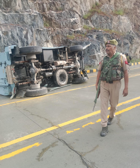 सोनमर्ग सुरंग के पास सीआरपीएफ का वाहन पलटा, कई जवान घायल सोनमर्ग सुरंग के पास सीआरपीएफ का वाहन पलटा, कई जवान घायल