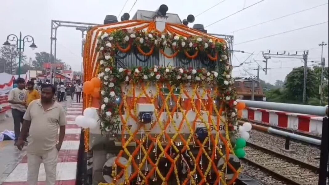उत्तराखंड को बड़ी सौगात: रेल मंत्री और मुख्यमंत्री ने वर्चुअली किया रामनगर-देहरादून एक्सप्रेस ट्रेन का शुभारंभ उत्तराखंड को बड़ी सौगात: रेल मंत्री और मुख्यमंत्री ने वर्चुअली किया रामनगर-देहरादून एक्सप्रेस ट्रेन का शुभारंभ