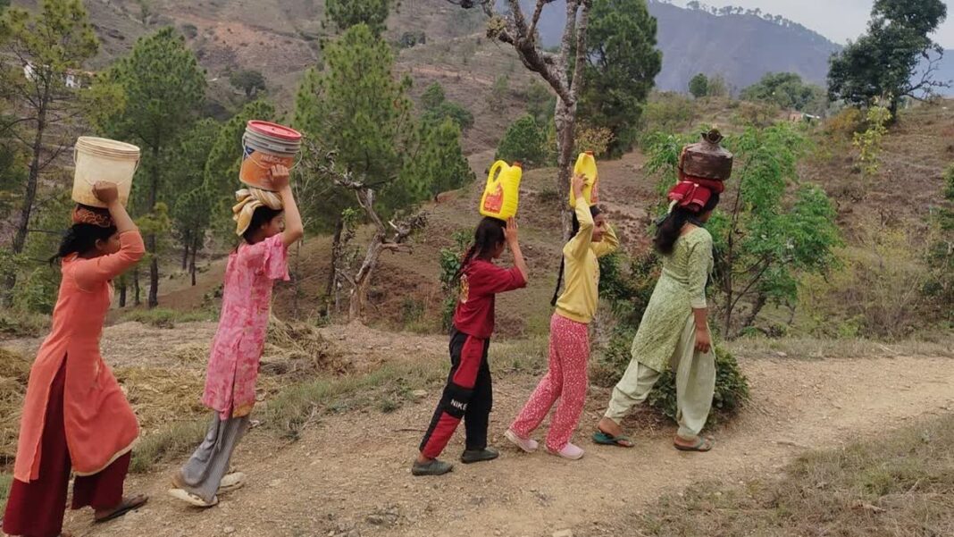 उत्तराखंड में जल संकट गहराया: अल्मोड़ा के 60 गांवों में पानी की किल्लत, सड़क पर उतरे ग्रामीण उत्तराखंड में जल संकट गहराया: अल्मोड़ा के 60 गांवों में पानी की किल्लत, सड़क पर उतरे ग्रामीण