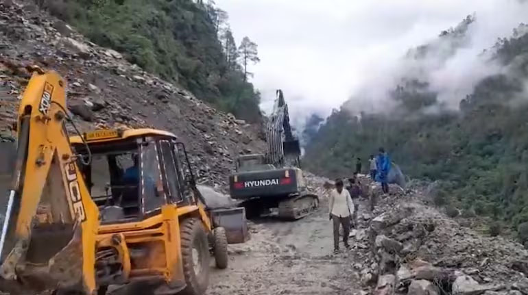 उत्तराखंड: भूस्खलन से जनजीवन प्रभावित, यमुनोत्री हाईवे बंद; देवल-वाण मार्ग पर वाहन फंसे उत्तराखंड: भूस्खलन से जनजीवन प्रभावित, यमुनोत्री हाईवे बंद; देवल-वाण मार्ग पर वाहन फंसे