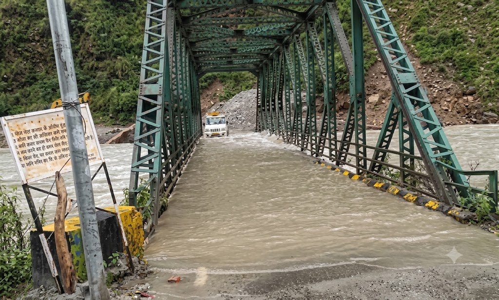यमुनोत्री हाईवे पर भूस्खलन से यातायात ठप, स्यानाचट्टी में उफनी यमुना का पानी होटलों तक पहुंचा यमुनोत्री हाईवे पर भूस्खलन से यातायात ठप, स्यानाचट्टी में उफनी यमुना का पानी होटलों तक पहुंचा