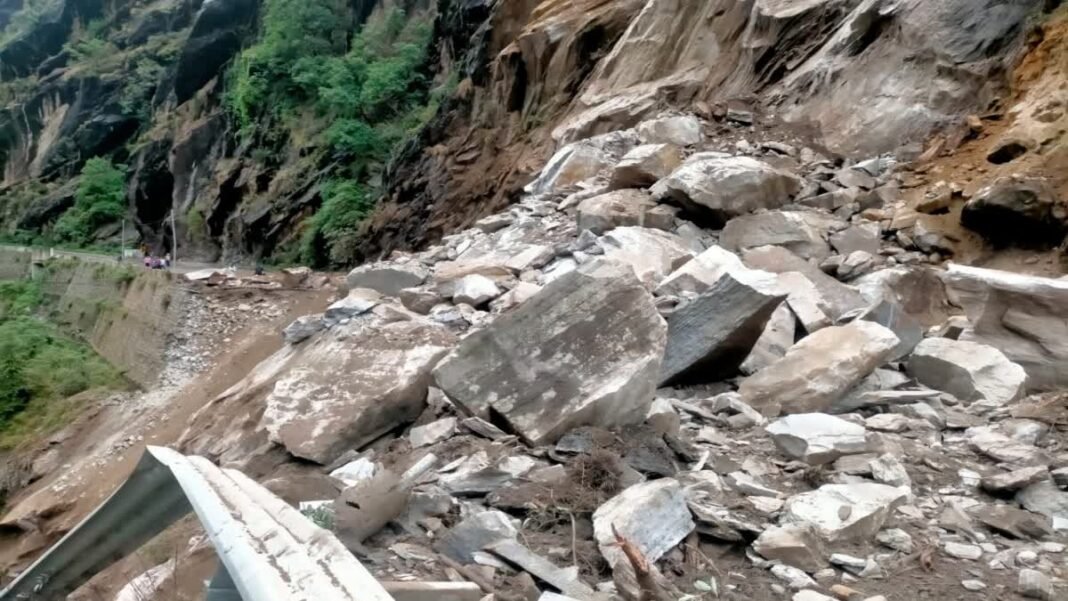 बदरीनाथ हाईवे पर भारी बोल्डर गिरने से यातायात ठप, 20 मीटर सड़क धंसी; हेमकुंड साहिब यात्रा भी प्रभावित बदरीनाथ हाईवे पर भारी बोल्डर गिरने से यातायात ठप, 20 मीटर सड़क धंसी; हेमकुंड साहिब यात्रा भी प्रभावित