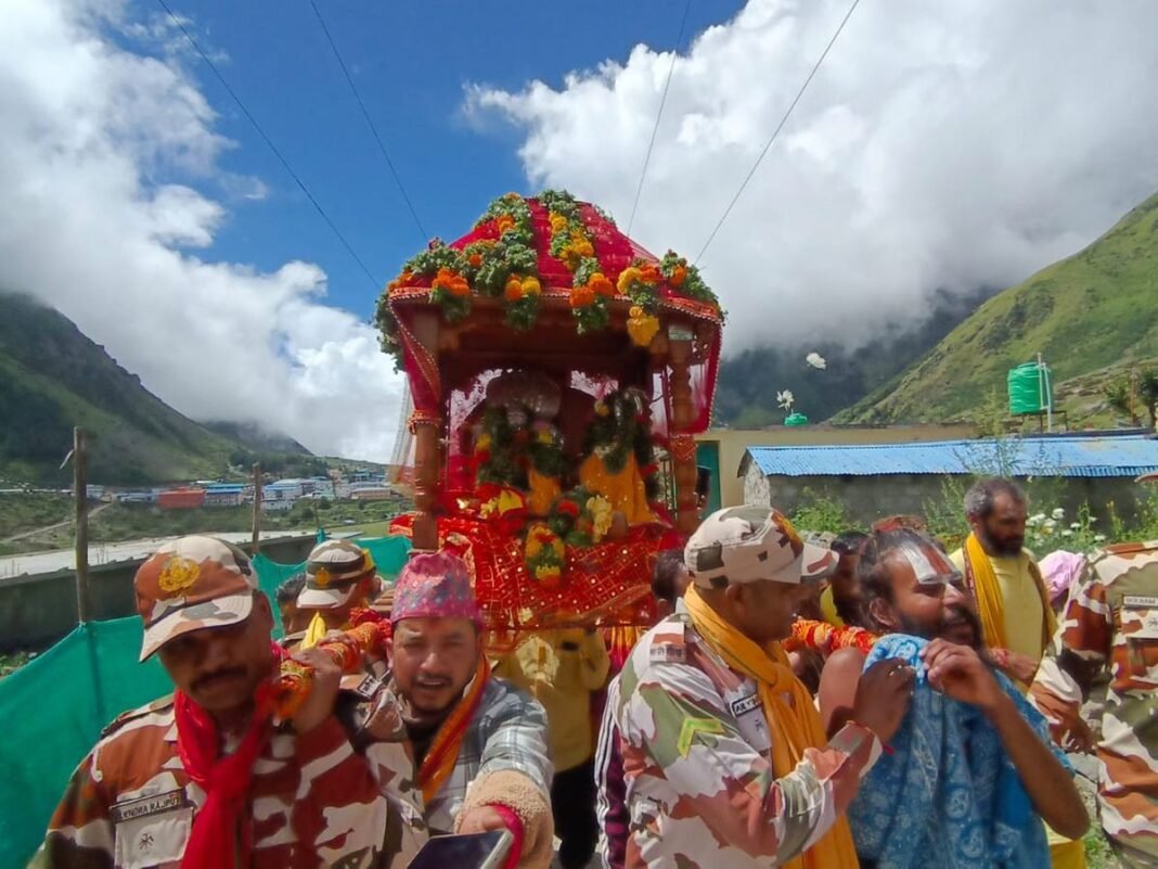 बदरीनाथ धाम में नर-नारायण महोत्सव का शुभारंभ, जयकारों के बीच निकली डोली यात्रा बदरीनाथ धाम में नर-नारायण महोत्सव का शुभारंभ, जयकारों के बीच निकली डोली यात्रा