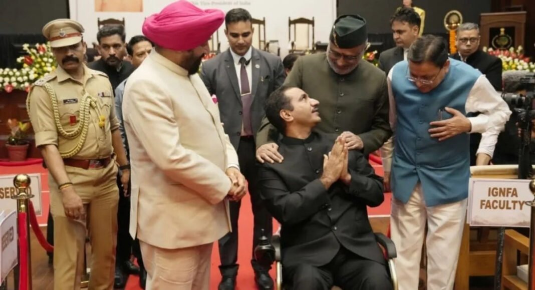 मंच से उतरकर व्हीलचेयर पर बैठे प्रोफेसर के पास पहुंचे उपराष्ट्रपति, जीता दिल मंच से उतरकर व्हीलचेयर पर बैठे प्रोफेसर के पास पहुंचे उपराष्ट्रपति, जीता दिल