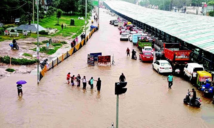 गुरुग्राम में मूसलाधार बारिश का असर: पुलिस ने कॉर्पोरेट कंपनियों से कर्मचारियों को वर्क फ्रॉम होम देने की अपील गुरुग्राम में मूसलाधार बारिश का असर: पुलिस ने कॉर्पोरेट कंपनियों से कर्मचारियों को वर्क फ्रॉम होम देने की अपील