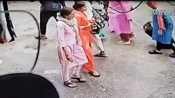 पुल से दो मासूमों संग कूदने जा रही थी महिला, राहगीरों की सतर्कता से टला बड़ा हादसा पुल से दो मासूमों संग कूदने जा रही थी महिला, राहगीरों की सतर्कता से टला बड़ा हादसा