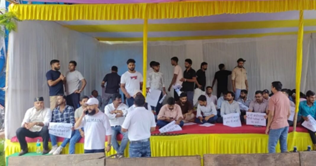 JPSC-JSSC आंदोलन: छात्रों से बातचीत के लिए आगे आई झारखंड सरकार, धरना स्थल पहुंचे एसडीओ JPSC-JSSC आंदोलन: छात्रों से बातचीत के लिए आगे आई झारखंड सरकार, धरना स्थल पहुंचे एसडीओ