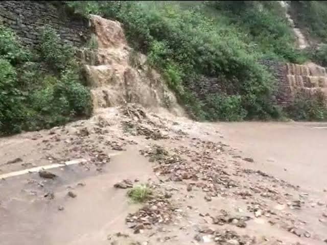 केदारनाथ मार्ग पर उफनाए गदेरे ने बढ़ाई मुश्किलें, हाईवे बंद होने से यात्री फंसे केदारनाथ मार्ग पर उफनाए गदेरे ने बढ़ाई मुश्किलें, हाईवे बंद होने से यात्री फंसे