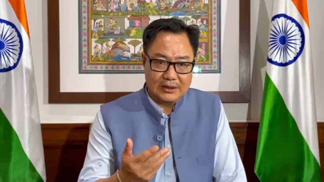 न्यूयॉर्क में तिरंगे के कथित अपमान पर भड़के किरेन रिजिजू, बोले- ‘देश का अपमान महंगा पड़ेगा’ न्यूयॉर्क में तिरंगे के कथित अपमान पर भड़के किरेन रिजिजू, बोले- ‘देश का अपमान महंगा पड़ेगा’