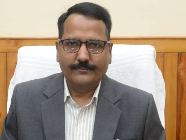 नैनीताल की सड़कों की बदहाली पर डीएम नाराज, गड्ढे जल्द भरने के निर्देश नैनीताल की सड़कों की बदहाली पर डीएम नाराज, गड्ढे जल्द भरने के निर्देश