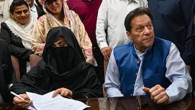 सुप्रीम कोर्ट के आदेश के बाद इमरान खान से मिलीं पत्नी बुशरा और बहन, नौ महीने बाद हुई मुलाकात सुप्रीम कोर्ट के आदेश के बाद इमरान खान से मिलीं पत्नी बुशरा और बहन, नौ महीने बाद हुई मुलाकात
