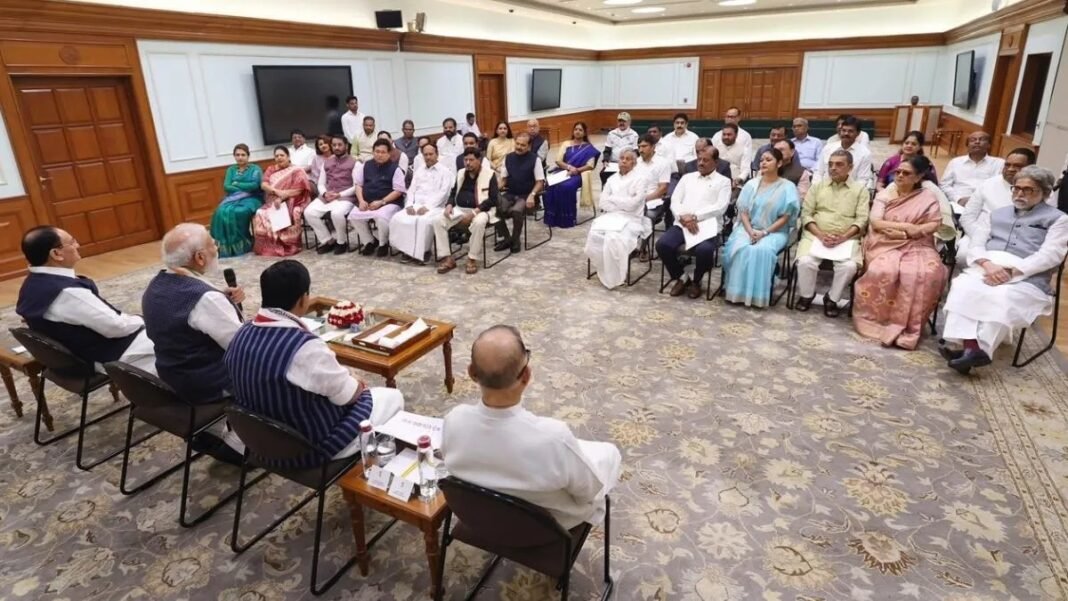 संसद के हंगामे के बीच पीएम मोदी ने नए एनडीए सांसदों से की मुलाकात, बोले- चिंता की बात नहीं, मैं आपके साथ हूं संसद के हंगामे के बीच पीएम मोदी ने नए एनडीए सांसदों से की मुलाकात, बोले- चिंता की बात नहीं, मैं आपके साथ हूं