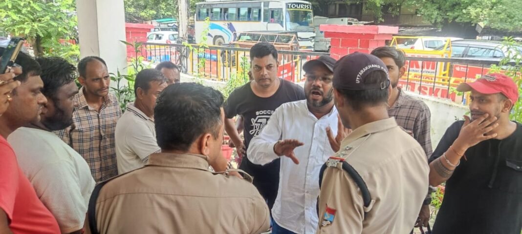 तीसरे दिन भी लापता मेडिकल स्टोर संचालक, परिजनों का आरोप— पुलिस सिर्फ दिलासा दे रही, अब तक नहीं मिला कोई सुराग तीसरे दिन भी लापता मेडिकल स्टोर संचालक, परिजनों का आरोप— पुलिस सिर्फ दिलासा दे रही, अब तक नहीं मिला कोई सुराग