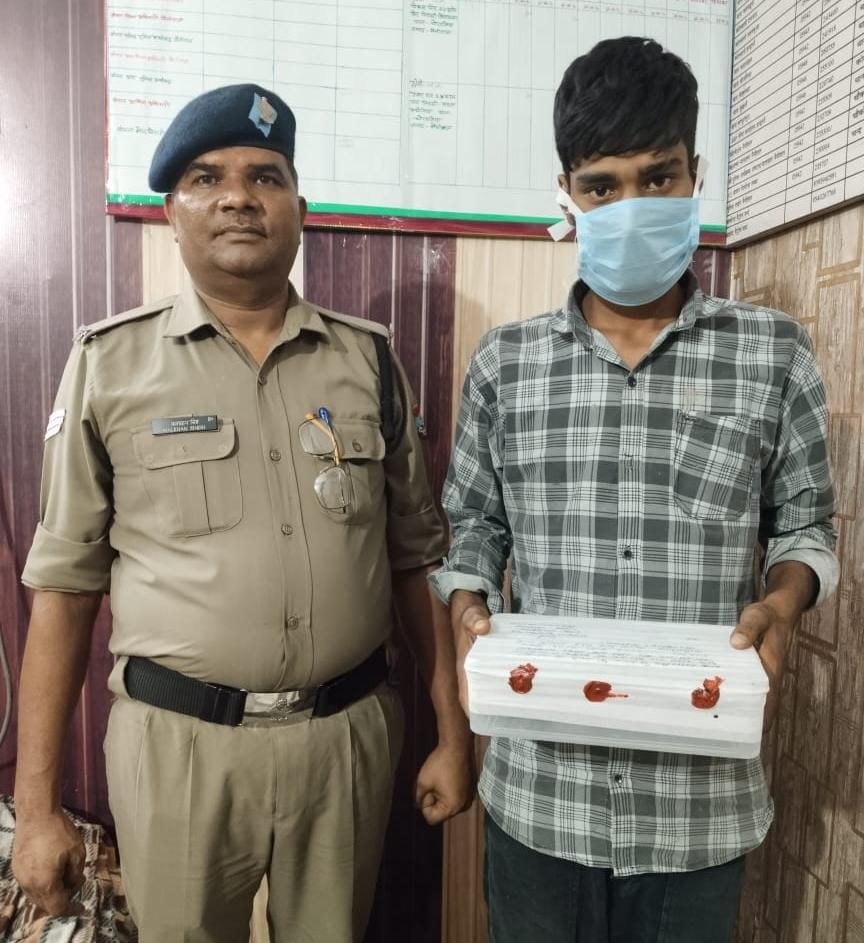 ऑपरेशन प्रहार: चोरगलिया पुलिस के हत्थे चढ़ा तमंचा लेकर घूम रहा युवक, देशी हथियार और कारतूस बरामद ऑपरेशन प्रहार: चोरगलिया पुलिस के हत्थे चढ़ा तमंचा लेकर घूम रहा युवक, देशी हथियार और कारतूस बरामद