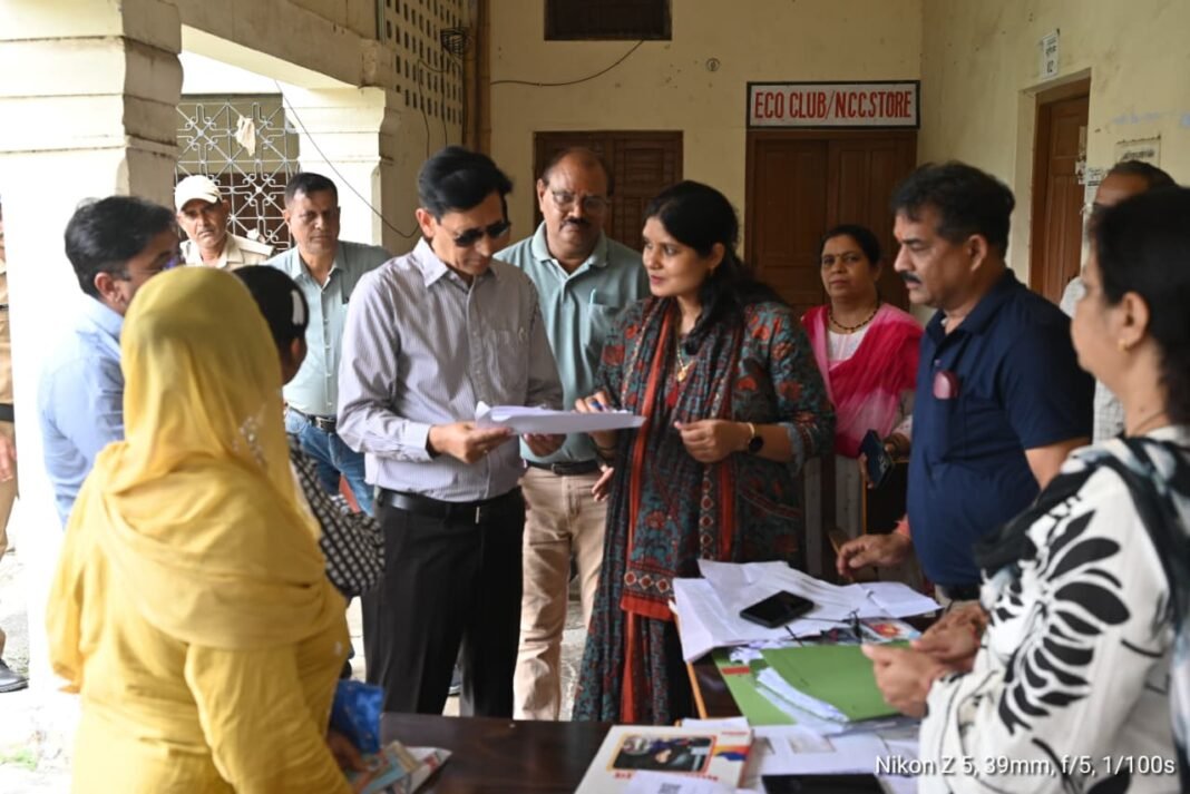 एसआईआर अभियान में लापरवाही बर्दाश्त नहीं, हर नोटिस का हो समयबद्ध निस्तारण: आयुक्त दीपक रावत एसआईआर अभियान में लापरवाही बर्दाश्त नहीं, हर नोटिस का हो समयबद्ध निस्तारण: आयुक्त दीपक रावत