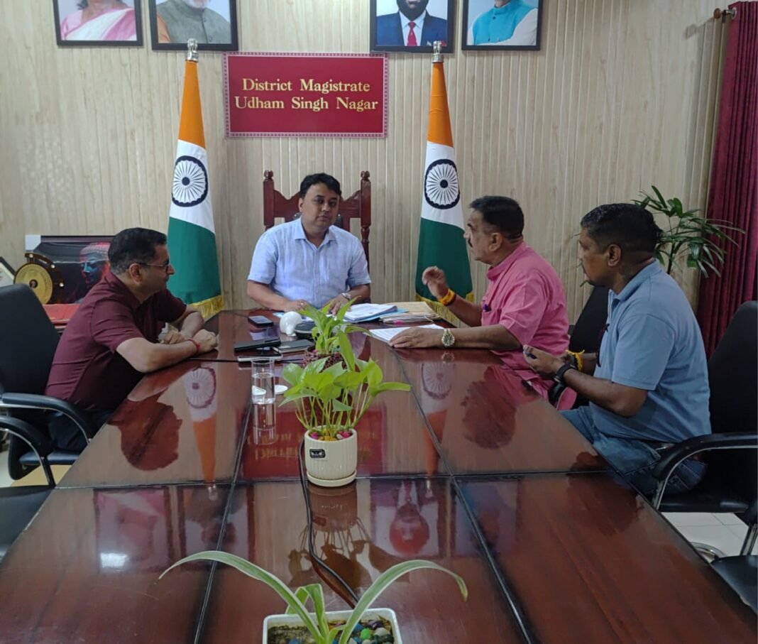 पूर्व विधायक ठुकराल पहुंचे कलेक्ट्रेट, डीएम से मिले, शिकायती पत्र सौंपा पूर्व विधायक ठुकराल पहुंचे कलेक्ट्रेट, डीएम से मिले, शिकायती पत्र सौंपा