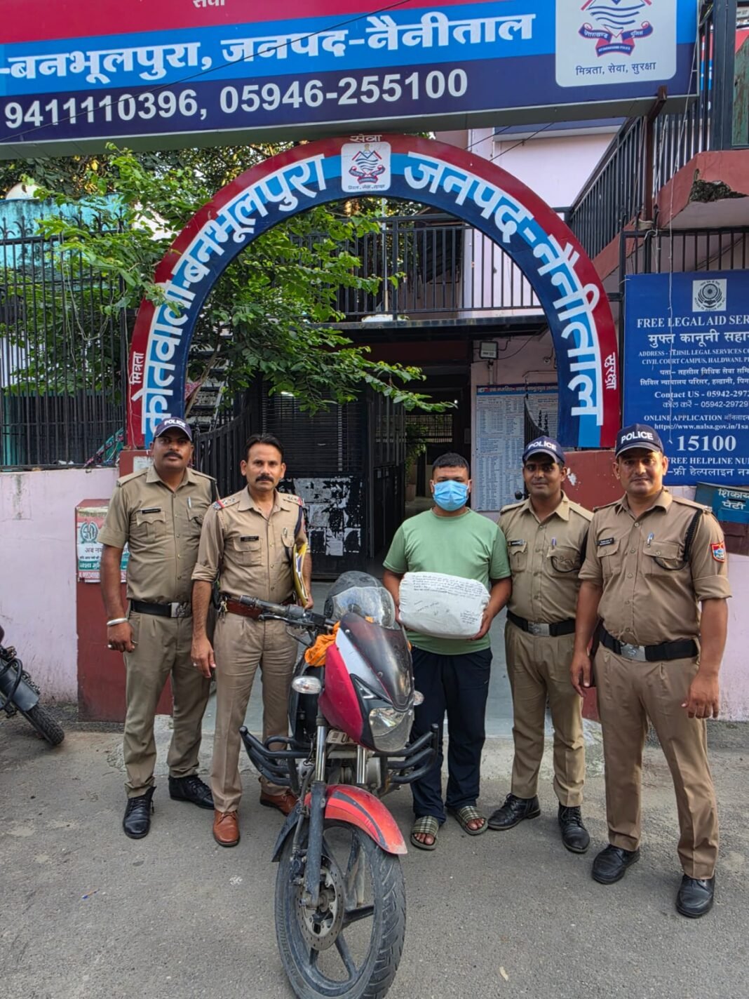 गौला बाईपास पर 369 ग्राम चरस के साथ तस्कर गिरफ्तार गौला बाईपास पर 369 ग्राम चरस के साथ तस्कर गिरफ्तार