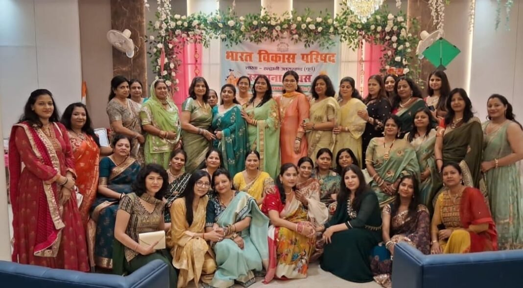 बबीता केसरवानी व तनु गर्ग बनी तीज क्वीन बबीता केसरवानी व तनु गर्ग बनी तीज क्वीन